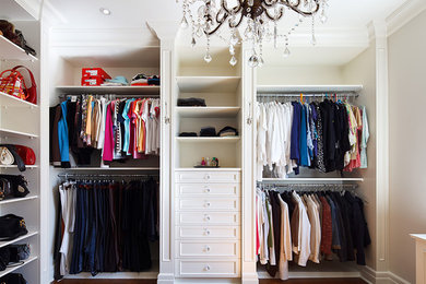 Inspiration for a closet remodel in Montreal