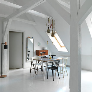 コペンハーゲンの北欧風 LDKの画像 (白い壁、暖炉なし)