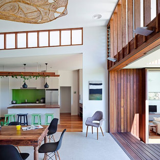 サンシャインコーストの中サイズのコンテンポラリースタイルのLDKの画像 (白い壁、コンクリートの床)