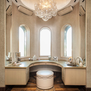 Réalisation d'une très grande salle de bain principale minimaliste avec un lavabo intégré, un placard en trompe-l'oeil, un plan de toilette en zinc, une baignoire indépendante, un WC à poser, un carrelage marron, des carreaux de céramique, un mur beige, un sol en carrelage de céramique et des portes de placard en bois clair.