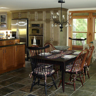 Inredning av ett klassiskt mellanstort kök med matplats, med vita väggar och grönt golv