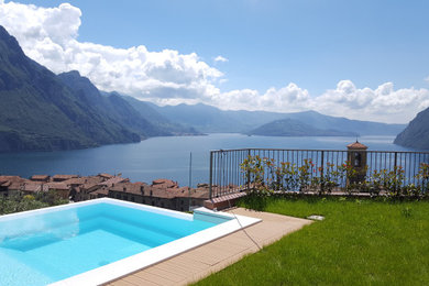 Immagine di un ampio giardino formale contemporaneo esposto in pieno sole davanti casa in primavera con pedane