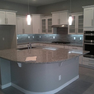 cuisine moderne avec un plan de travail en granite