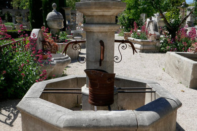 Fontaine provençale avec bassin et colonne de forme octogonale