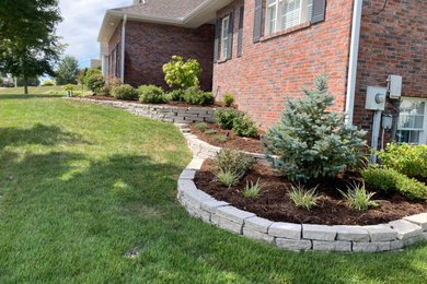 Design ideas for a traditional stone landscaping in Chicago.