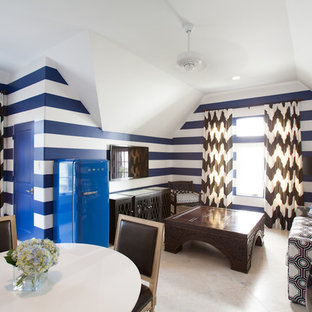 Offenes Mediterranes Wohnzimmer mit blauer Wandfarbe und Wand-TV in Houston