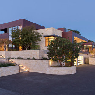 Inredning av ett modernt mycket stort hus, med två våningar, blandad fasad och platt tak