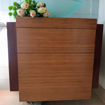 Compact Contemporary Master Bathroom