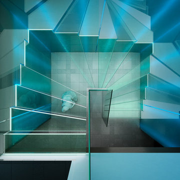 GHOST - Kragarmtreppe komplett aus Glas mit Glaswänden und LED