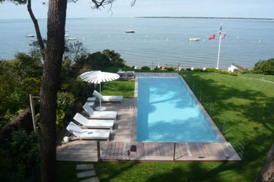 Idées déco pour une piscine bord de mer.