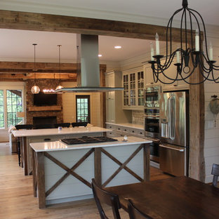 バーミングハムの広いカントリー風 LDKの画像 (白い壁、淡色無垢フローリング、暖炉なし、茶色い床)