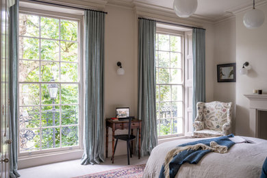 ロンドンにある中くらいなトラディショナルスタイルのおしゃれな主寝室 (ベージュの壁、カーペット敷き) のレイアウト