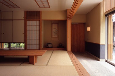 Large asian enclosed family room in Tokyo with a home bar, beige walls, tatami floors, no fireplace and no tv.