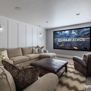 Foto di un piccolo home theatre chiuso con pareti bianche, moquette e schermo di proiezione