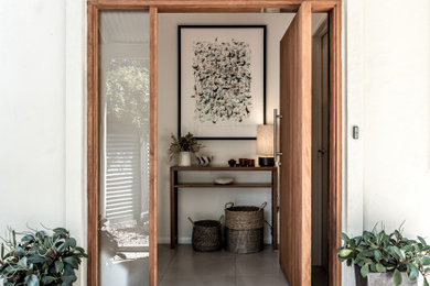 サンシャインコーストにある高級な中くらいなコンテンポラリースタイルのおしゃれな玄関ドア (木目調のドア) の写真