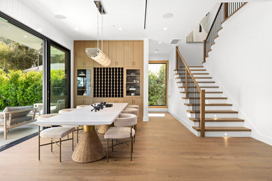 Dining room photo in Los Angeles