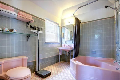 Example of a minimalist bathroom design in Chicago