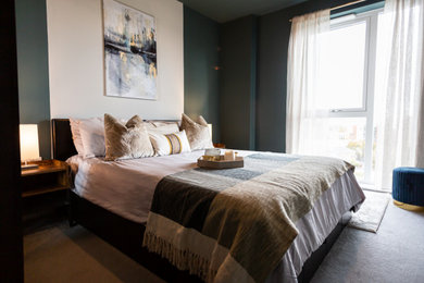 Стильный дизайн: хозяйская спальня в стиле лофт с ковровым покрытием, серым полом и акцентной стеной - последний тренд