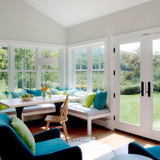 バーリントンの広いトランジショナルスタイルのLDKの画像 (無垢フローリング、茶色い床)