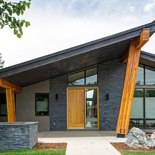 デンバーのミッドセンチュリースタイルのおしゃれな家の外観 (片流れ屋根、グレーの外壁、混合材サイディング、戸建) の写真