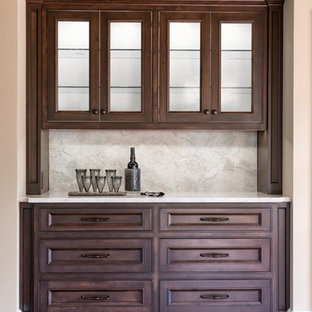 カンザスシティの中サイズのトランジショナルスタイルのおしゃれなウェットバー (落し込みパネル扉のキャビネット、白いキャビネット、白いキッチンパネル、珪岩カウンター、シンクなし、石スラブのキッチンパネル、塗装フローリング、白いキッチンカウンター) の写真