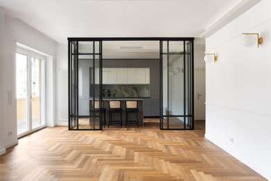 Immagine di una grande cucina classica con lavello sottopiano, ante lisce, ante grigie, top in marmo, paraspruzzi verde, paraspruzzi in marmo, elettrodomestici in acciaio inossidabile, parquet chiaro, pavimento marrone e top verde