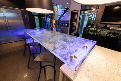 Minimalist home bar photo in Montreal with glass countertops