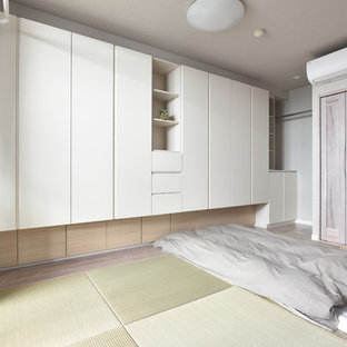 Esempio di una camera da letto etnica con pareti bianche, pavimento in tatami e pavimento verde
