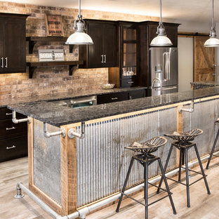 Modelo de sótano con puerta industrial, de tamaño medio, con paredes blancas y suelo de madera pintada