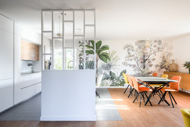 Idée de décoration pour une grande salle de séjour design ouverte avec un mur blanc, un sol en vinyl, un téléviseur indépendant et du papier peint.