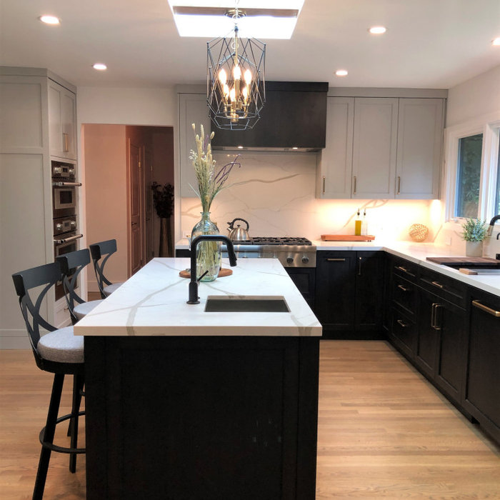 The kitchen, the heart of any home, was reimagined with a delicate balance between function and aesthetics. The client had an unyielding vision for this space: a blank canvas that would serve as a bac