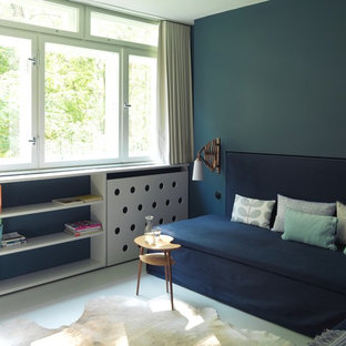 Inredning av ett modernt mellanstort allrum med öppen planlösning, med blå väggar, vitt golv och linoleumgolv