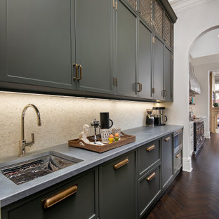 Mittelgroße Moderne Küche mit Vorratsschrank, grünen Schränken, Zink-Arbeitsplatte, Küchenrückwand in Metallic, Rückwand aus Marmor, Küchengeräten aus Edelstahl, dunklem Holzboden, braunem Boden und grauer Arbeitsplatte in Chicago