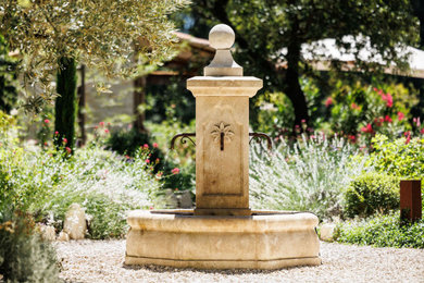 Cette image montre un grand jardin rustique.