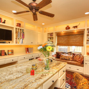 Bild på ett mellanstort vintage hobbyrum, med gula väggar, mellanmörkt trägolv och ett inbyggt skrivbord