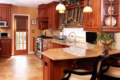 Kitchen - traditional kitchen idea in New York