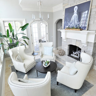 Inredning av ett modernt mellanstort separat vardagsrum, med ett finrum, grå väggar, travertin golv, en dubbelsidig öppen spis, en spiselkrans i sten och beiget golv