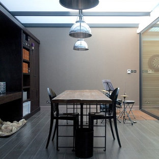 Modelo de sótano en el subsuelo contemporáneo con paredes beige, suelo de baldosas de terracota y suelo gris