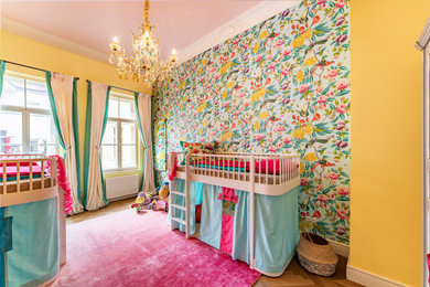 Großes, Neutrales Stilmix Kinderzimmer mit gelber Wandfarbe, braunem Holzboden, braunem Boden und Tapetenwänden in München