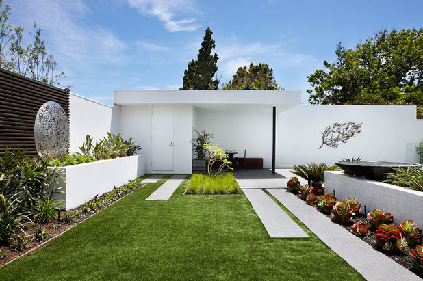 Contemporary Garden by DDB Design Development & Building