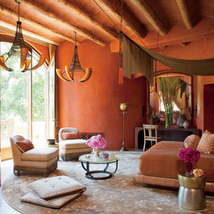 Immagine di un'ampia camera matrimoniale etnica con pareti multicolore, cornice del camino in mattoni e camino ad angolo