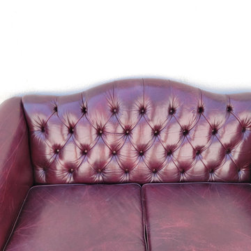 1970's English Burgundy Chesterfield Leather Sofá.