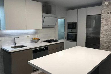Imagen de cocina moderna con fregadero encastrado, encimera de cuarzo compacto, electrodomésticos de acero inoxidable, suelo de baldosas de porcelana y encimeras blancas