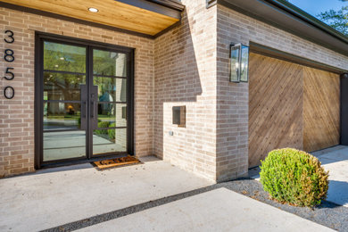 Example of a minimalist garage design in Dallas