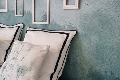 Idée de décoration pour une chambre parentale bohème de taille moyenne avec un mur vert, parquet foncé, aucune cheminée, un sol marron et du papier peint.