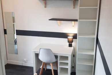 Aménagement d'un petit bureau moderne avec un mur gris, un sol en vinyl et un sol gris.