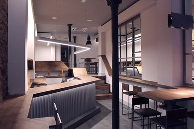 Imagen de hall moderno de tamaño medio con paredes blancas, suelo de baldosas de cerámica, puerta simple, puerta de vidrio y suelo gris