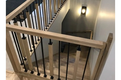 Diseño de escalera en L contemporánea con escalones de madera, contrahuellas de madera y barandilla de varios materiales