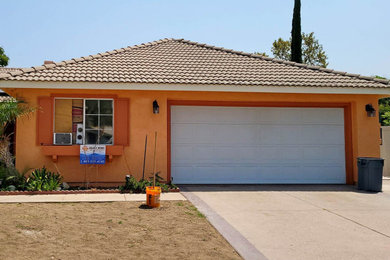 ロサンゼルスにあるおしゃれな家の外観 (オレンジの外壁) の写真