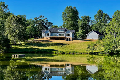 Farmhouse home design photo in Richmond